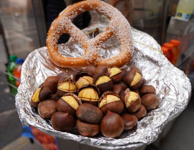 tuzlu kraker ve taze kavrulmuş kestane satıcı arabası new york City