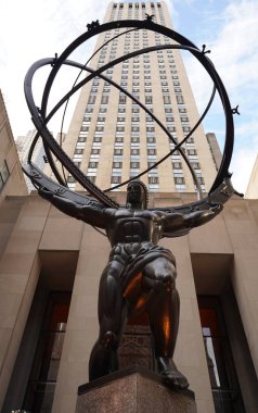 New York City - 19 Aralık 2017: Atlas heykelin Lee Lawrie Rockefeller Merkezi önünde Manhattan şehir merkezinin içinde. Heykel antik Yunan Titan Atlas göklerin tutarak gösteriyor 