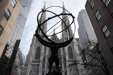 New York City - 19 Aralık 2017: Manhattan şehir merkezinin Lee Lawrie ve St Patrick's Cathedral Rockefeller Merkezi önünde Atlas heykeli. 