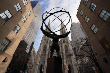 New York City - 19 Aralık 2017: Manhattan şehir merkezinin Lee Lawrie ve St Patrick's Cathedral Rockefeller Merkezi önünde Atlas heykeli. 