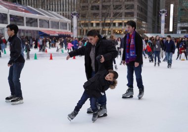 New York - 19 Aralık 2017: Manhattan şehir merkezinin içinde buz pateni kış Köyü Bryant Park'ta buz patenciler