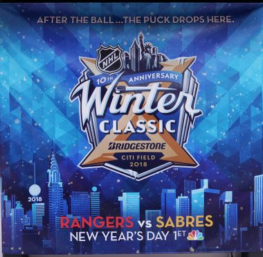 New York - 19 Aralık 2017: Nhl Dükkanı windows dekorasyon Manhattan'da Nhl kış klasik olay için
