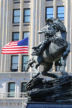 New York --16 Temmuz 2017: Amerika yanıt anıt, De Oppresso Liber altyazılı, bir Dünya Ticaret Merkezi Manhattan'ın önünde bir hayat-ve-bir buçuk ölçek bronz heykel