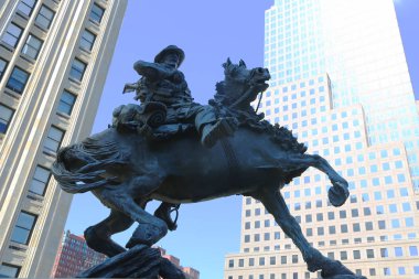 New York --16 Temmuz 2017: Amerika yanıt anıt, De Oppresso Liber altyazılı, bir Dünya Ticaret Merkezi Manhattan'ın önünde bir hayat-ve-bir buçuk ölçek bronz heykel