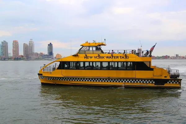 纽约市 2017年7月11日 纽约市水上出租车 纽约市水上出租车沿东河和哈得逊河提供通勤和观光服务 — 图库照片