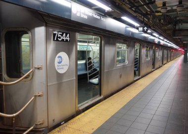 New York - 28 Kasım 2017: Nyc metro 7 tren 34 sokak - Hudson yarda Manhattan'da istasyonu. Nyc Transit Authority tarafından sahip olunan, metro sistemi operasyonda 469 istasyonları bulunuyor