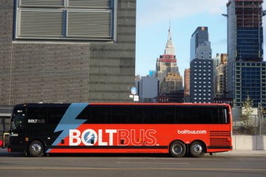 New York - 28 Kasım 2017: Midtown Manhattan Boltbus. Boltbus düşük maliyetli, kesintisiz ve sınırlı-stop, sigorta primi düzeyinde yolları ABD ve Kanada'da faaliyet bir şehirlerarası otobüs ortak taşıyıcı olduğunu