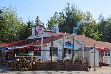 Trenton, Maine - 2 Temmuz 2017: Geleneksel ıstakoz Lirası Restoran Maine. Lobstering, ünlü konum aşağı Doğu Maine ile uzun bir geçmişi olduğunu 