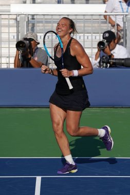 New York - 4 Eylül 2017: Profesyonel tenisçi Kaia Kanepi Estonya kutluyor zafer onun bize açık 2017 yuvarlak sonra Billie Jean King Ulusal Tenis Merkezi 4 maç