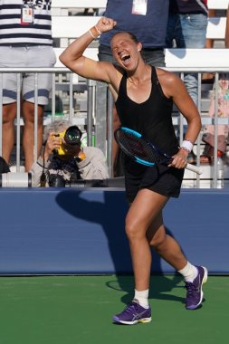 New York - 4 Eylül 2017: Profesyonel tenisçi Kaia Kanepi Estonya kutluyor zafer onun bize açık 2017 yuvarlak sonra Billie Jean King Ulusal Tenis Merkezi 4 maç