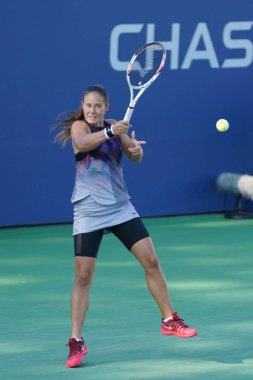 New York - 4 Eylül 2017: Profesyonel tenis oyuncusu Daria Kasatkina Rusya'nın onun bize açık 2017 yuvarlak Billie Jean King Ulusal Tenis Merkezi 4 maç sırasında eylem
