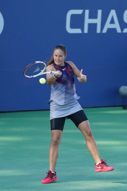 New York - 4 Eylül 2017: Profesyonel tenis oyuncusu Daria Kasatkina Rusya'nın onun bize açık 2017 yuvarlak Billie Jean King Ulusal Tenis Merkezi 4 maç sırasında eylem