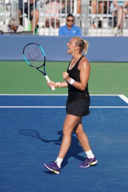 New York - 4 Eylül 2017: Profesyonel tenisçi Kaia Kanepi Estonya kutluyor zafer onun bize açık 2017 yuvarlak sonra Billie Jean King Ulusal Tenis Merkezi 4 maç