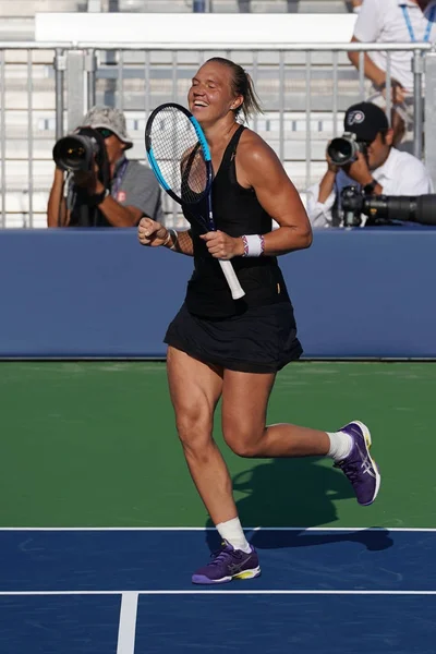 New York - 4 Eylül 2017: Profesyonel tenisçi Kaia Kanepi Estonya kutluyor zafer onun bize açık 2017 yuvarlak sonra Billie Jean King Ulusal Tenis Merkezi 4 maç
