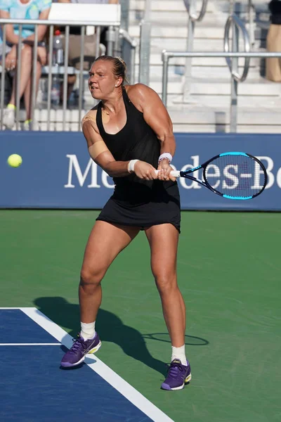 New York - 4 Eylül 2017: Profesyonel tenis oyuncusu Kaia Kanepi Estonya onun bize açık 2017 yuvarlak Billie Jean King Ulusal Tenis Merkezi 4 maç sırasında eylem