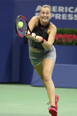 New York - 5 Eylül 2017: Grand Slam şampiyonu Çek Cumhuriyeti Petra Kvitova eylem onun bize açık 2017 çeyrek final maçında Arthur Ashe Stadyumu'nda sırasında iki kez