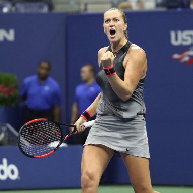 New York - 5 Eylül 2017: Grand Slam şampiyonu Çek Cumhuriyeti Petra Kvitova eylem onun bize açık 2017 çeyrek final maçında Arthur Ashe Stadyumu'nda sırasında iki kez