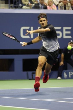 New York - 4 Eylül 2017: Grand Slam şampiyonu Roger Federer İsviçre onun bize açık 2017 yuvarlak Billie Jean King Ulusal Tenis Merkezi 4 maç sırasında eylem