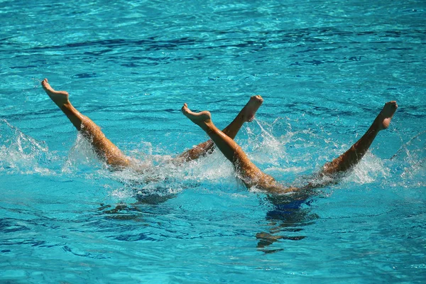 Pływanie Synchroniczne Duet Podczas Konkursu — Zdjęcie stockowe