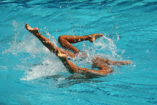 Senkronize Yüzme Düet Yarışması Sırasında — Stok fotoğraf