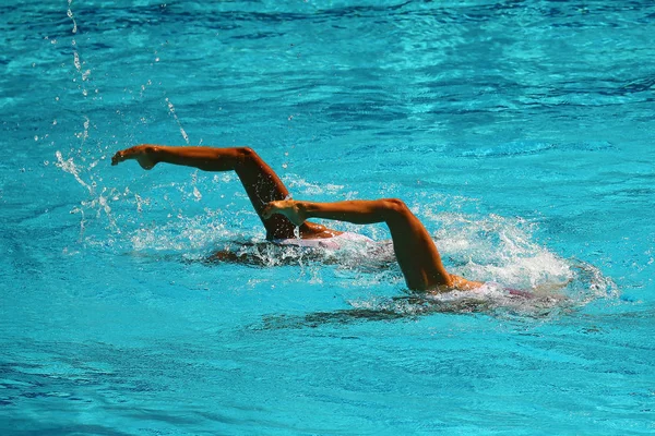 Συγχρονισμένη Κολύμβηση Ντουέτο Κατά Διάρκεια Του Διαγωνισμού — Φωτογραφία Αρχείου