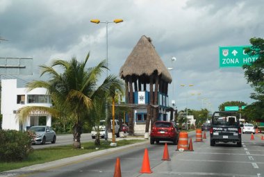 Cancun, Meksika - 6 Ocak 2018: Meksika Federal Polis kontrol noktasına hemen güneyinde Cancun, Meksika