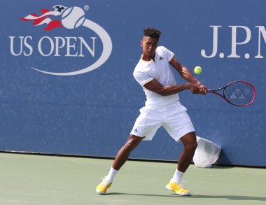 New York - 23 Ağustos 2017: Profesyonel tenis oyuncusu Michael Mmoh Amerika Birleşik Devletleri 2017 maç eleme sırasında eylem Billie Jean King Ulusal Tenis merkezi New York'ta bize açık 