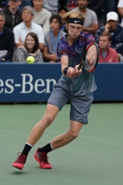 New York - 2 Eylül 2017: Profesyonel tenis oyuncusu Andrey Rublev Rusya'nın onun bize açık 2017 üçüncü yuvarlak Billie Jean King Ulusal Tenis Merkezi maç sırasında eylem 