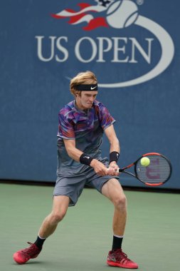 New York - 2 Eylül 2017: Profesyonel tenis oyuncusu Andrey Rublev Rusya'nın onun bize açık 2017 üçüncü yuvarlak Billie Jean King Ulusal Tenis Merkezi maç sırasında eylem 