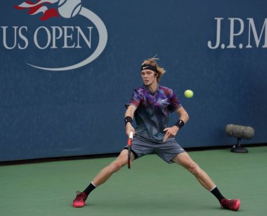 New York - 2 Eylül 2017: Profesyonel tenis oyuncusu Andrey Rublev Rusya'nın onun bize açık 2017 üçüncü yuvarlak Billie Jean King Ulusal Tenis Merkezi maç sırasında eylem 