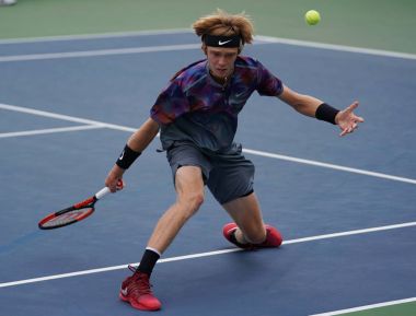 New York - 2 Eylül 2017: Profesyonel tenis oyuncusu Andrey Rublev Rusya'nın onun bize açık 2017 üçüncü yuvarlak Billie Jean King Ulusal Tenis Merkezi maç sırasında eylem 