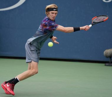 New York - 2 Eylül 2017: Profesyonel tenis oyuncusu Andrey Rublev Rusya'nın onun bize açık 2017 üçüncü yuvarlak Billie Jean King Ulusal Tenis Merkezi maç sırasında eylem 