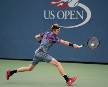 New York - 2 Eylül 2017: Profesyonel tenis oyuncusu Andrey Rublev Rusya'nın onun bize açık 2017 üçüncü yuvarlak Billie Jean King Ulusal Tenis Merkezi maç sırasında eylem 
