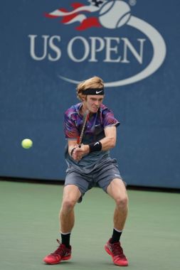 New York - 2 Eylül 2017: Profesyonel tenis oyuncusu Andrey Rublev Rusya'nın onun bize açık 2017 üçüncü yuvarlak Billie Jean King Ulusal Tenis Merkezi maç sırasında eylem 