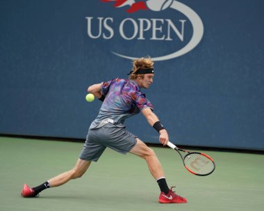 New York - 2 Eylül 2017: Profesyonel tenis oyuncusu Andrey Rublev Rusya'nın onun bize açık 2017 üçüncü yuvarlak Billie Jean King Ulusal Tenis Merkezi maç sırasında eylem 
