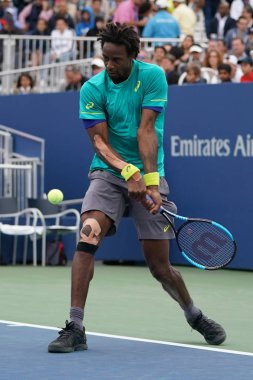 New York - 2 Eylül 2017: Profesyonel tenis oyuncusu Gael Monfis Fransa onun bize açık 2017 üçüncü yuvarlak Billie Jean King Ulusal Tenis Merkezi maç sırasında eylem 