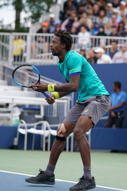 New York - 2 Eylül 2017: Profesyonel tenis oyuncusu Gael Monfis Fransa onun bize açık 2017 üçüncü yuvarlak Billie Jean King Ulusal Tenis Merkezi maç sırasında eylem 