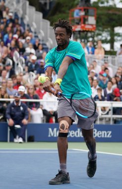 New York - 2 Eylül 2017: Profesyonel tenis oyuncusu Gael Monfis Fransa onun bize açık 2017 üçüncü yuvarlak Billie Jean King Ulusal Tenis Merkezi maç sırasında eylem 