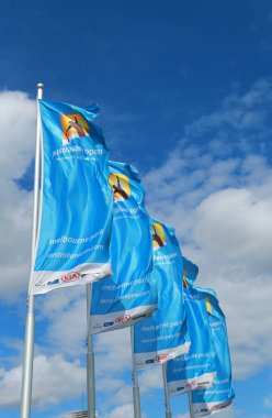 Melbourne, Avustralya - 31 Ocak 2016: Bayrakları rüzgarda sallayarak Avustralya Açık logolu. Her yıl Melbourne, Avustralya'da düzenlenen büyük Tenis Turnuvası Avustralya açık olduğunu