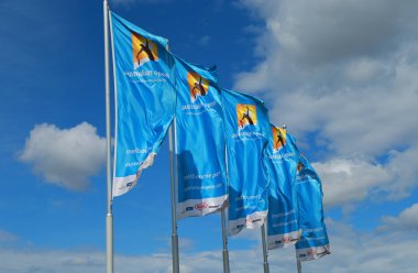 Melbourne, Avustralya - 31 Ocak 2016: Bayrakları rüzgarda sallayarak Avustralya Açık logolu. Her yıl Melbourne, Avustralya'da düzenlenen büyük Tenis Turnuvası Avustralya açık olduğunu