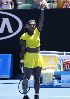 Melbourne, Avustralya - 24 Ocak 2016: Yirmi bir kez Grand Slam şampiyonu Serena Williams kutluyor zafer peşinden Avustralya Açık 2016 Melbourne Rod Laver Arena'da 4 maç yuvarlak 