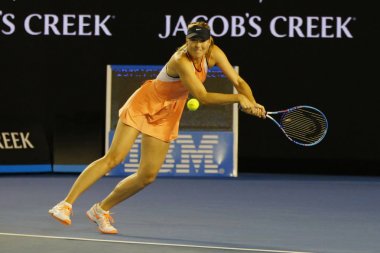 Melbourne, Avustralya - 24 Ocak 2016: Grand Slam şampiyonu Maria Sharapova Rusya'nın Avustralyalı Tenis Merkezi Avustralya Açık 2016 yuvarlak 4 maç sırasında eylem beş kez 