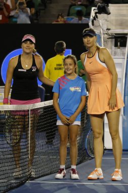 Melbourne, Avustralya - 24 Ocak 2016: Belinda Bencic İsviçre (L) ve Grand Slam şampiyonu Maria Sharapova Rusya'nın Avustralyalı Tenis Merkezi Avustralya Açık 2016 yuvarlak 4 maçtan önce 