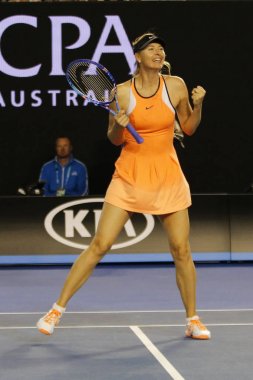 Melbourne, Avustralya - 24 Ocak 2016: Grand Slam şampiyonu Maria Sharapova Rusya'nın beş kez kutluyor zafer Avustralyalı Tenis Merkezi Avustralya Açık 2016 yuvarlak 4 maç sonra 
