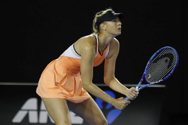 Melbourne, Avustralya - 24 Ocak 2016: Grand Slam şampiyonu Maria Sharapova Rusya'nın Avustralyalı Tenis Merkezi Avustralya Açık 2016 yuvarlak 4 maç sırasında eylem beş kez 