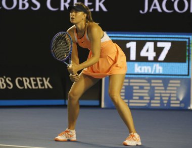 Melbourne, Avustralya - 24 Ocak 2016: Grand Slam şampiyonu Maria Sharapova Rusya'nın Avustralyalı Tenis Merkezi Avustralya Açık 2016 yuvarlak 4 maç sırasında eylem beş kez 
