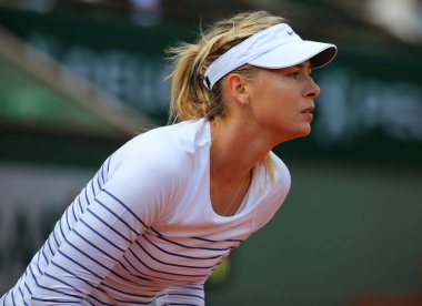 Paris, Fransa - 27 Mayıs 2015: beş kez Grand Slam şampiyonu Maria Sharapova eylem sırasında ikinci yuvarlak Roland Garros 2015 yılında Paris, Fransa, maç