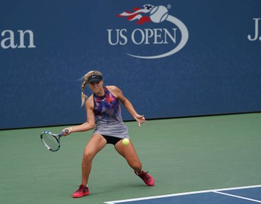 New York - 2 Eylül 2017: Eylem sırasında onun bize açık 2017 ilk yuvarlak karışık çiftler maç Billie Jean King Ulusal Tenis Merkezi profesyonel tenis oyuncusu Sofia Kenin Amerika Birleşik Devletleri