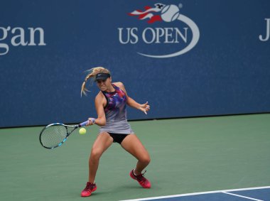 New York - 2 Eylül 2017: Eylem sırasında onun bize açık 2017 ilk yuvarlak karışık çiftler maç Billie Jean King Ulusal Tenis Merkezi profesyonel tenis oyuncusu Sofia Kenin Amerika Birleşik Devletleri