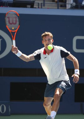 New York - 5 Eylül 2017: Profesyonel tenis oyuncusu Pablo Carreño Busta İspanya 2017 onun çeyrek final maçında sırasında eylem Billie Jean King Ulusal Tenis merkezi New York'ta bize açık 